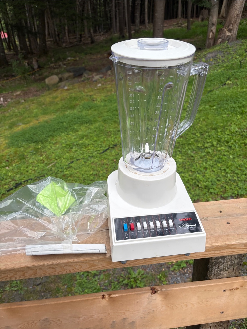 Vintage Singer turbo blend 12 White Countertop Blender - White